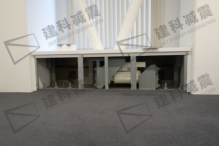 20131106日本大成建设总部大楼抗震加固用油阻尼器.jpg